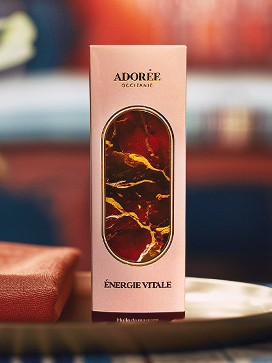 Étui Énergie Vitale Adorée posé avec décor cocooning