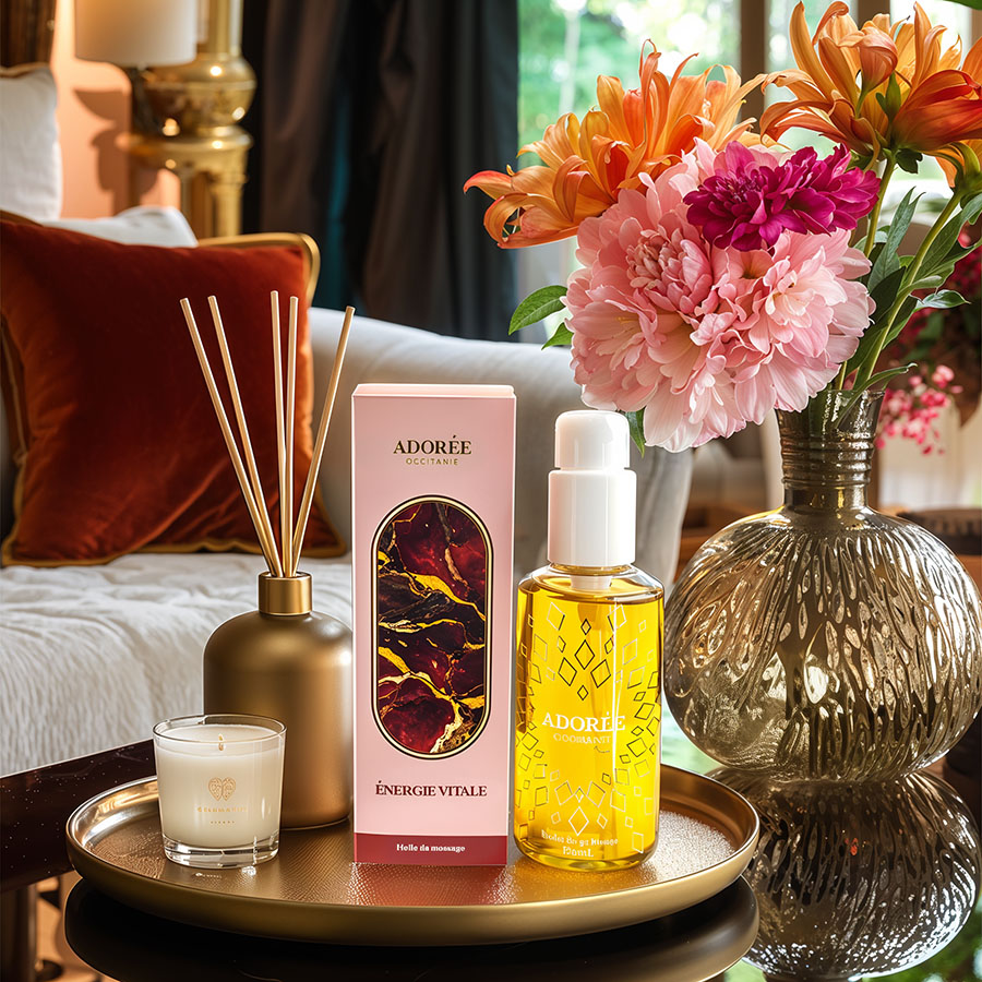 Flacon Adorée avec packaging posé sur une table fleurie